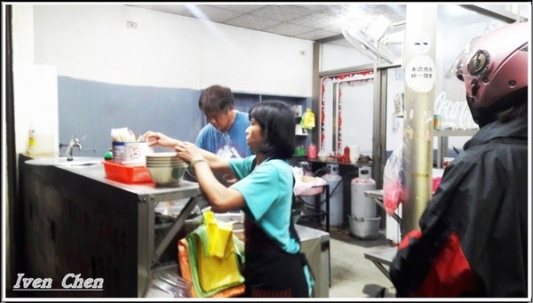 來來牛肉麵：《桃園牛肉麵》路過的必嚐的家常美味\牛肉大塊湯汁濃郁\親民價的小吃店\朋友來訪必吃的牛肉麵-『來來牛肉麵』