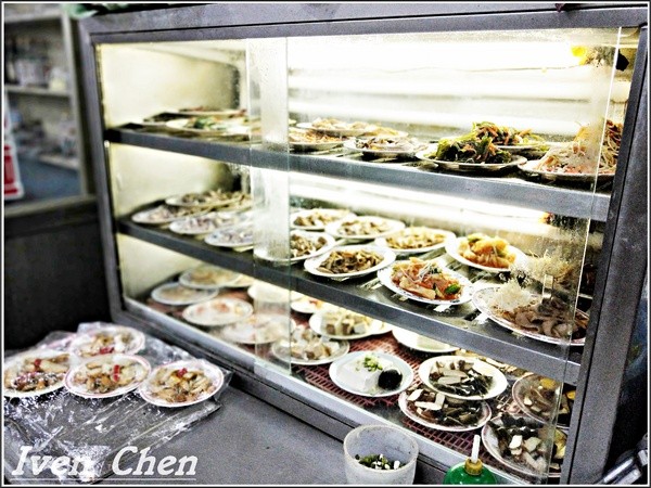 來來牛肉麵：《桃園牛肉麵》路過的必嚐的家常美味\牛肉大塊湯汁濃郁\親民價的小吃店\朋友來訪必吃的牛肉麵-『來來牛肉麵』