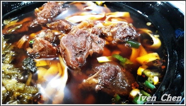 來來牛肉麵：《桃園牛肉麵》路過的必嚐的家常美味\牛肉大塊湯汁濃郁\親民價的小吃店\朋友來訪必吃的牛肉麵-『來來牛肉麵』