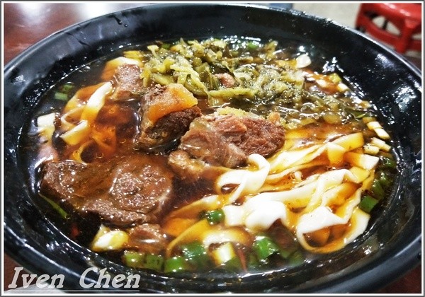 來來牛肉麵：《桃園牛肉麵》路過的必嚐的家常美味\牛肉大塊湯汁濃郁\親民價的小吃店\朋友來訪必吃的牛肉麵-『來來牛肉麵』