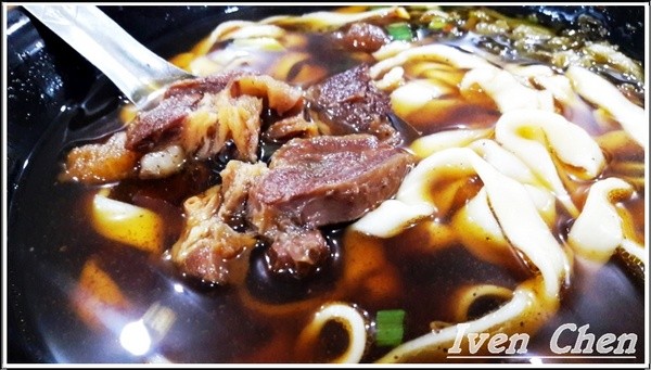 來來牛肉麵：《桃園牛肉麵》路過的必嚐的家常美味\牛肉大塊湯汁濃郁\親民價的小吃店\朋友來訪必吃的牛肉麵-『來來牛肉麵』