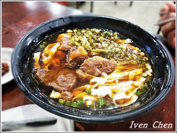 來來牛肉麵：《桃園牛肉麵》路過的必嚐的家常美味\牛肉大塊湯汁濃郁\親民價的小吃店\朋友來訪必吃的牛肉麵-『來來牛肉麵』