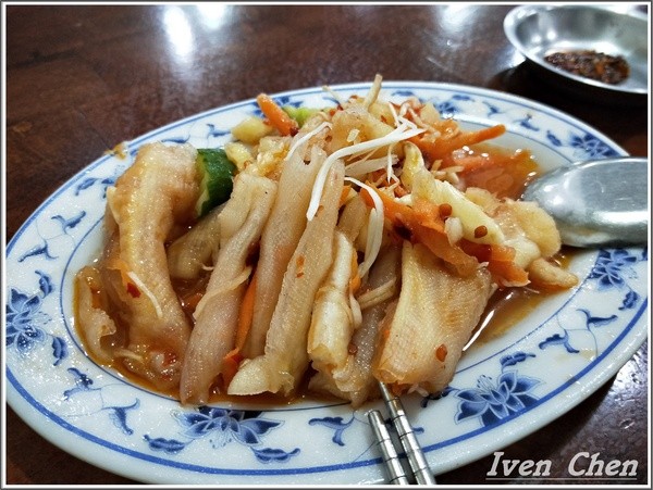 來來牛肉麵：《桃園牛肉麵》路過的必嚐的家常美味\牛肉大塊湯汁濃郁\親民價的小吃店\朋友來訪必吃的牛肉麵-『來來牛肉麵』