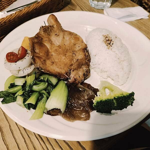 新竹竹北花院子咖啡~早午餐~下午茶~森林系花草庭園景觀餐廳~