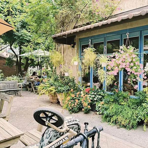 新竹竹北花院子咖啡~早午餐~下午茶~森林系花草庭園景觀餐廳~