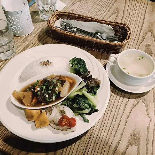 新竹竹北花院子咖啡~早午餐~下午茶~森林系花草庭園景觀餐廳~