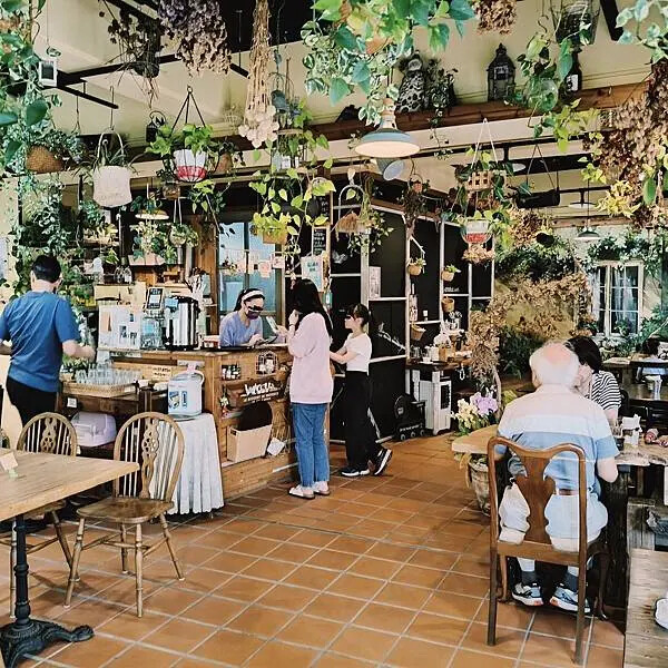 新竹竹北花院子咖啡~早午餐~下午茶~森林系花草庭園景觀餐廳~