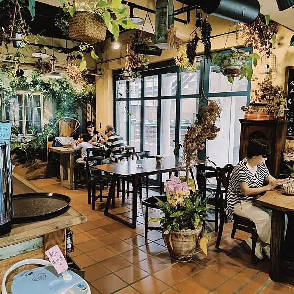 新竹竹北花院子咖啡~早午餐~下午茶~森林系花草庭園景觀餐廳~