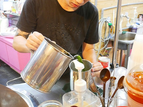 嘟嘟車曼谷手沖奶茶：嘟嘟車曼谷手沖奶茶-新北板橋湳雅夜市  全手沖泰式飲品  逛街解油膩的好朋友