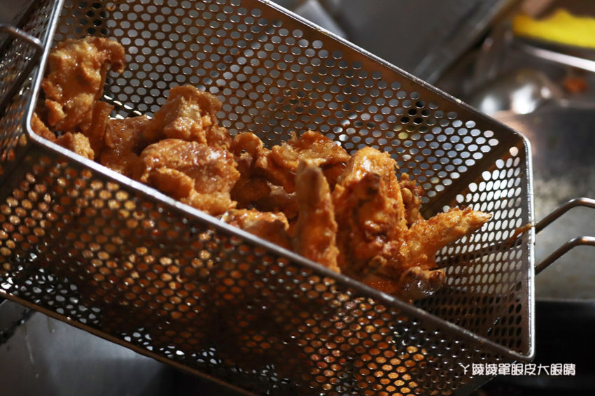 新竹美食推薦戲棚下！在百年老屋吃鮮嫩多汁的台日式炸雞，霸王別姬、鐵扇公主套餐你吃過沒