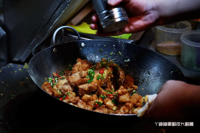 新竹美食推薦戲棚下！在百年老屋吃鮮嫩多汁的台日式炸雞，霸王別姬、鐵扇公主套餐你吃過沒