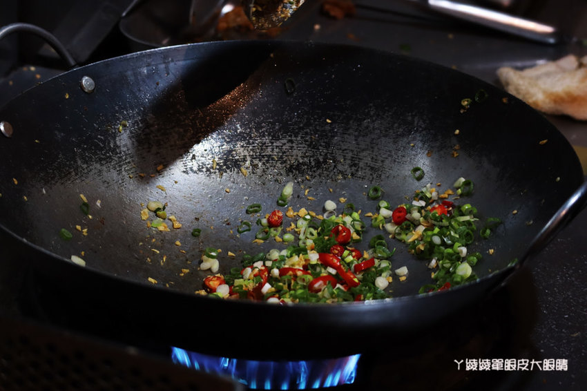新竹美食推薦戲棚下!在百年老屋吃鮮嫩多汁的台日式炸雞,霸王別姬、鐵扇公主套餐你吃過沒