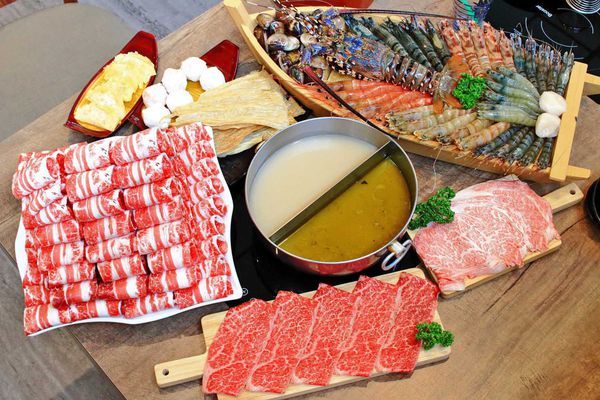 【台北美食】上官木桶鍋內湖店-超誇張!堆成一座小山的大份量肉盤