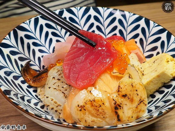 安曇野食卓： 安曇野食卓，七彩鮮魚丼鮮豔動人，炙燒魚油好甘甜～昆布蔬果湯頭結合鮭魚湯，味美鮮甜！