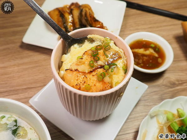 安曇野食卓： 安曇野食卓，七彩鮮魚丼鮮豔動人，炙燒魚油好甘甜～昆布蔬果湯頭結合鮭魚湯，味美鮮甜！