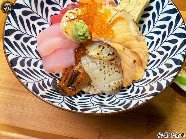 安曇野食卓： 安曇野食卓，七彩鮮魚丼鮮豔動人，炙燒魚油好甘甜～昆布蔬果湯頭結合鮭魚湯，味美鮮甜！