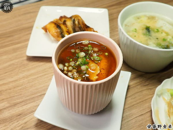 安曇野食卓： 安曇野食卓，七彩鮮魚丼鮮豔動人，炙燒魚油好甘甜～昆布蔬果湯頭結合鮭魚湯，味美鮮甜！