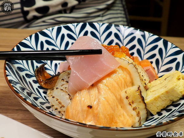 安曇野食卓： 安曇野食卓，七彩鮮魚丼鮮豔動人，炙燒魚油好甘甜～昆布蔬果湯頭結合鮭魚湯，味美鮮甜！