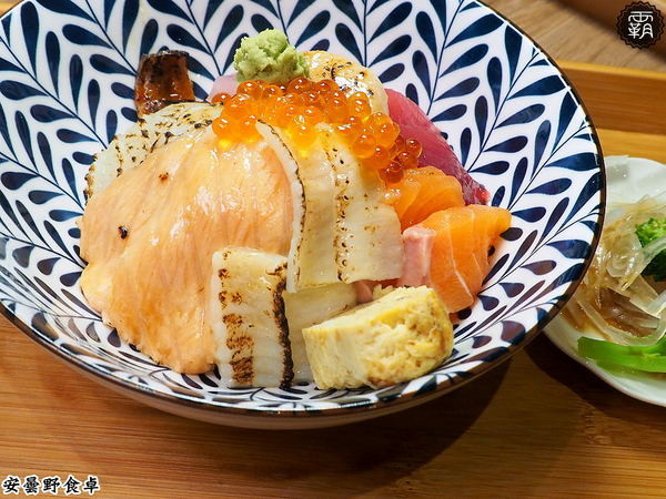 安曇野食卓： 安曇野食卓，七彩鮮魚丼鮮豔動人，炙燒魚油好甘甜～昆布蔬果湯頭結合鮭魚湯，味美鮮甜！