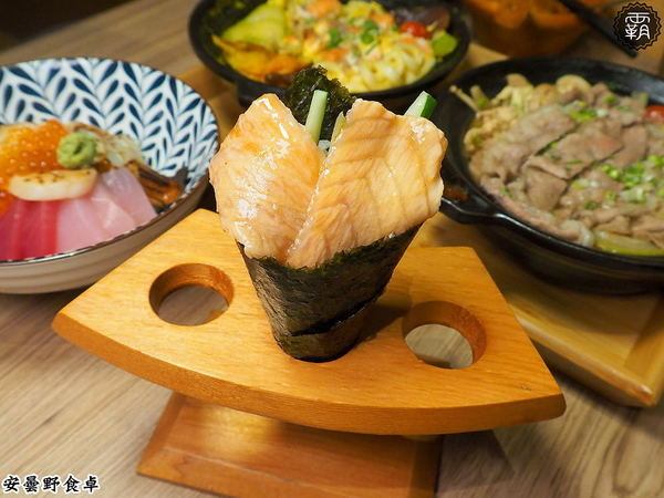 安曇野食卓： 安曇野食卓，七彩鮮魚丼鮮豔動人，炙燒魚油好甘甜～昆布蔬果湯頭結合鮭魚湯，味美鮮甜！