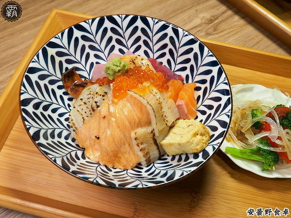 安曇野食卓： 安曇野食卓，七彩鮮魚丼鮮豔動人，炙燒魚油好甘甜～昆布蔬果湯頭結合鮭魚湯，味美鮮甜！