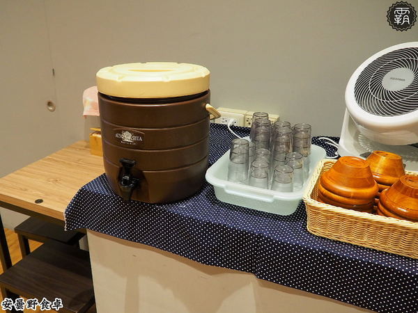 安曇野食卓： 安曇野食卓，七彩鮮魚丼鮮豔動人，炙燒魚油好甘甜～昆布蔬果湯頭結合鮭魚湯，味美鮮甜！