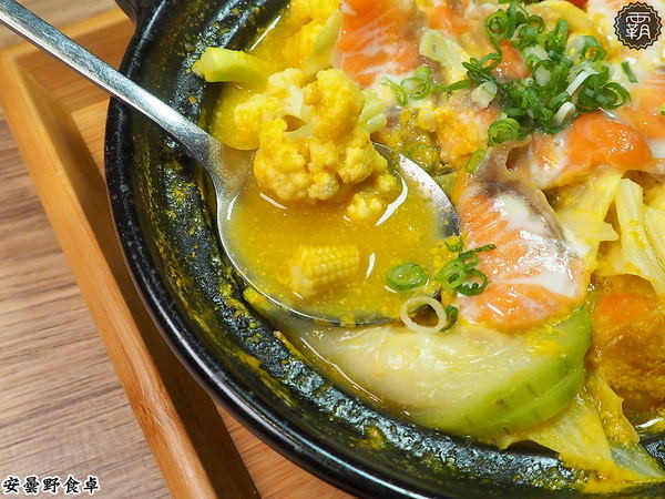 安曇野食卓： 安曇野食卓，七彩鮮魚丼鮮豔動人，炙燒魚油好甘甜～昆布蔬果湯頭結合鮭魚湯，味美鮮甜！