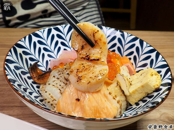 安曇野食卓： 安曇野食卓，七彩鮮魚丼鮮豔動人，炙燒魚油好甘甜～昆布蔬果湯頭結合鮭魚湯，味美鮮甜！