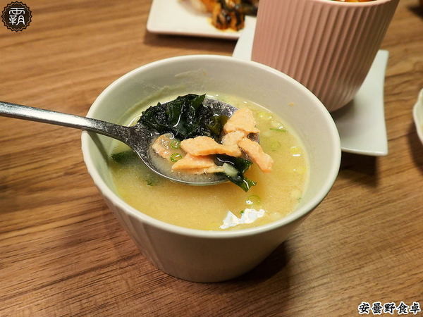 安曇野食卓： 安曇野食卓，七彩鮮魚丼鮮豔動人，炙燒魚油好甘甜～昆布蔬果湯頭結合鮭魚湯，味美鮮甜！