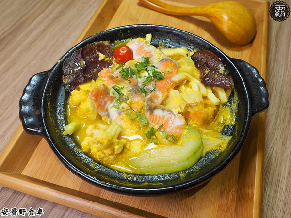 安曇野食卓： 安曇野食卓，七彩鮮魚丼鮮豔動人，炙燒魚油好甘甜～昆布蔬果湯頭結合鮭魚湯，味美鮮甜！