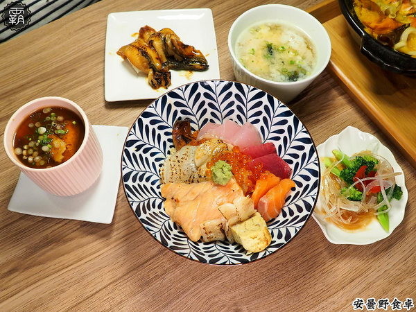 安曇野食卓： 安曇野食卓，七彩鮮魚丼鮮豔動人，炙燒魚油好甘甜～昆布蔬果湯頭結合鮭魚湯，味美鮮甜！