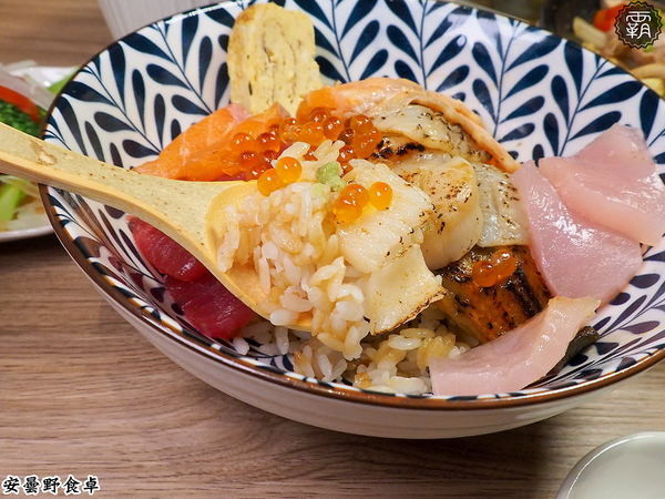 安曇野食卓： 安曇野食卓，七彩鮮魚丼鮮豔動人，炙燒魚油好甘甜～昆布蔬果湯頭結合鮭魚湯，味美鮮甜！