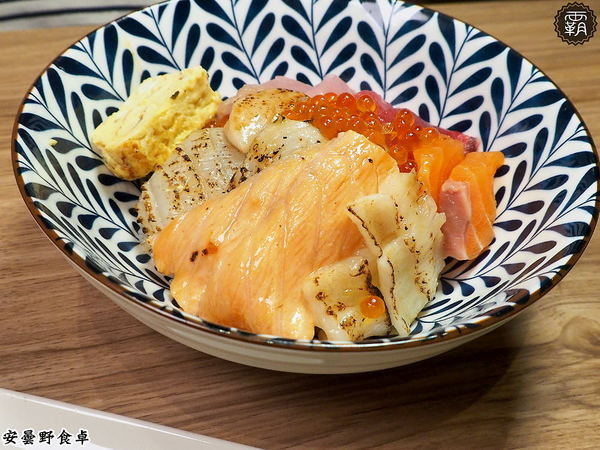 安曇野食卓： 安曇野食卓，七彩鮮魚丼鮮豔動人，炙燒魚油好甘甜～昆布蔬果湯頭結合鮭魚湯，味美鮮甜！