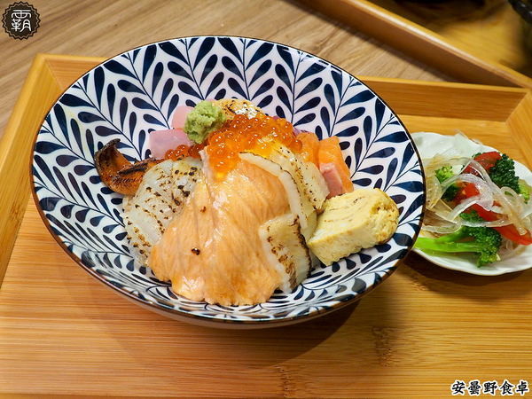 安曇野食卓： 安曇野食卓，七彩鮮魚丼鮮豔動人，炙燒魚油好甘甜～昆布蔬果湯頭結合鮭魚湯，味美鮮甜！