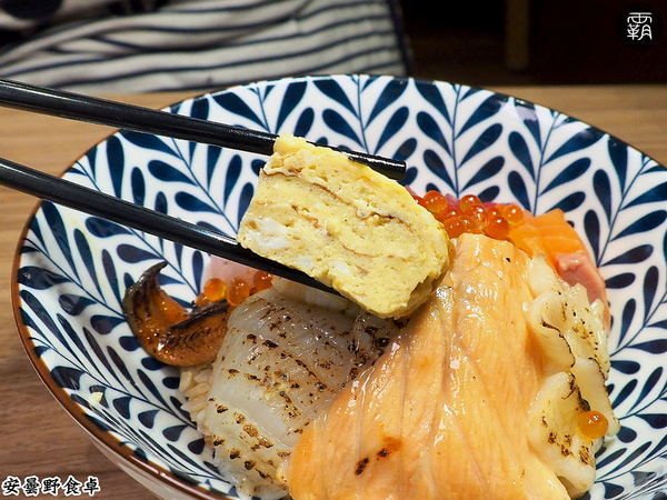 安曇野食卓： 安曇野食卓，七彩鮮魚丼鮮豔動人，炙燒魚油好甘甜～昆布蔬果湯頭結合鮭魚湯，味美鮮甜！