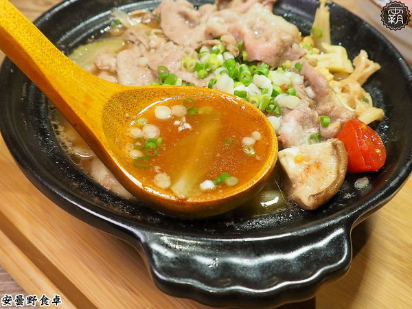 安曇野食卓： 安曇野食卓，七彩鮮魚丼鮮豔動人，炙燒魚油好甘甜～昆布蔬果湯頭結合鮭魚湯，味美鮮甜！