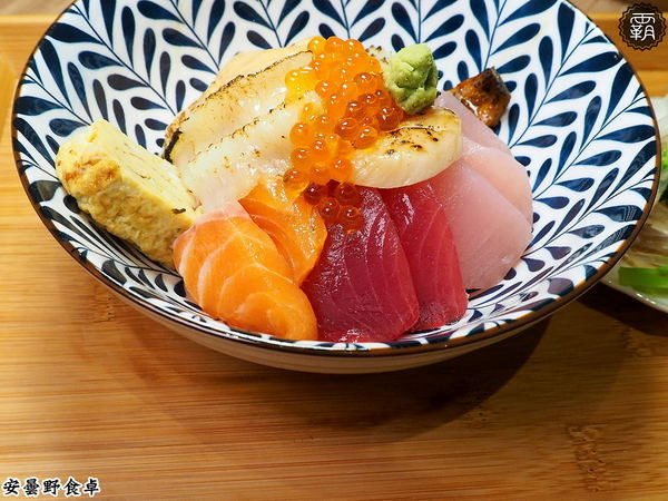 安曇野食卓： 安曇野食卓，七彩鮮魚丼鮮豔動人，炙燒魚油好甘甜～昆布蔬果湯頭結合鮭魚湯，味美鮮甜！