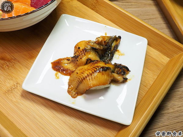 安曇野食卓： 安曇野食卓，七彩鮮魚丼鮮豔動人，炙燒魚油好甘甜～昆布蔬果湯頭結合鮭魚湯，味美鮮甜！
