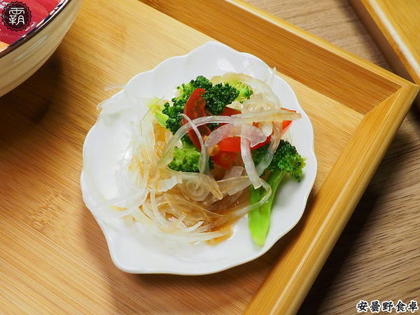 安曇野食卓： 安曇野食卓，七彩鮮魚丼鮮豔動人，炙燒魚油好甘甜～昆布蔬果湯頭結合鮭魚湯，味美鮮甜！