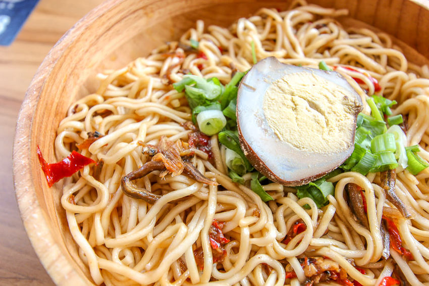 台中西區，花山家宣飲麵鋪，帶著濃烈文青風格的台式麵店! - 微笑Joe幸運