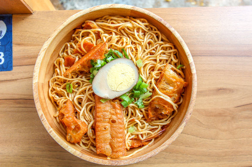 台中西區，花山家宣飲麵鋪，帶著濃烈文青風格的台式麵店! - 微笑Joe幸運