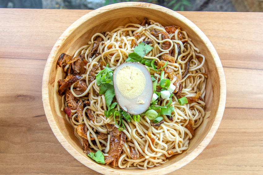 台中西區，花山家宣飲麵鋪，帶著濃烈文青風格的台式麵店! - 微笑Joe幸運