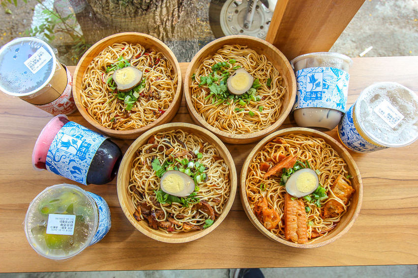 台中西區，花山家宣飲麵鋪，帶著濃烈文青風格的台式麵店! - 微笑Joe幸運