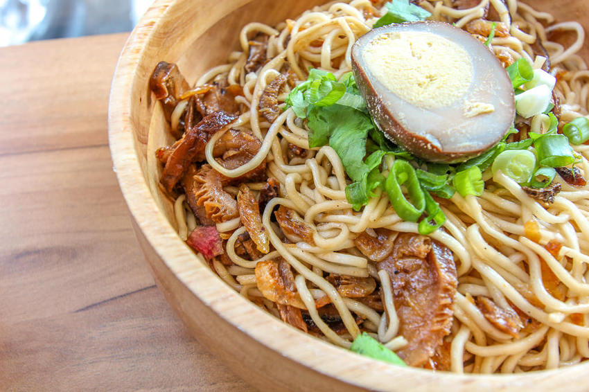 台中西區，花山家宣飲麵鋪，帶著濃烈文青風格的台式麵店! - 微笑Joe幸運