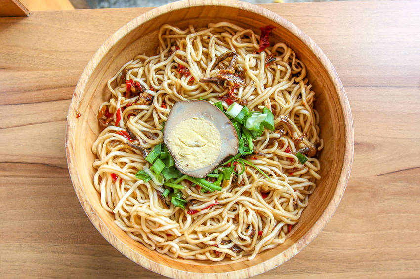 台中西區，花山家宣飲麵鋪，帶著濃烈文青風格的台式麵店! - 微笑Joe幸運