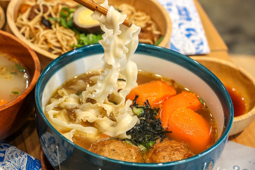 台中西區，花山家宣飲麵鋪，帶著濃烈文青風格的台式麵店! - 微笑Joe幸運