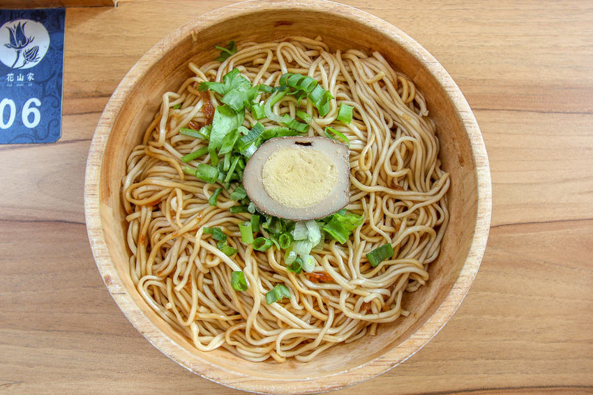 台中西區，花山家宣飲麵鋪，帶著濃烈文青風格的台式麵店! - 微笑Joe幸運