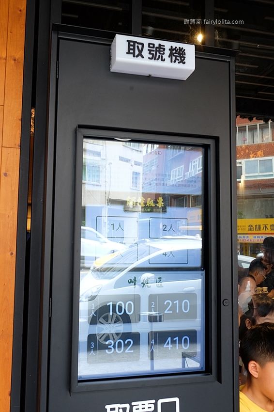 萬客什鍋(美村店)。網友譽為「台中最狂火鍋店」,人潮滿到從店內爆出來、不收服務費,還附免費飲料無限續! @蹦啾♥謝蘿莉 La vie heureuse