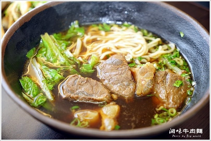 【台中美食】洄味牛肉麵‧無骨牛小排上桌，霸王18鮮紅燒牛肉麵超過癮，繁瑣費工的好味道! - 大口老師的走跳學堂!