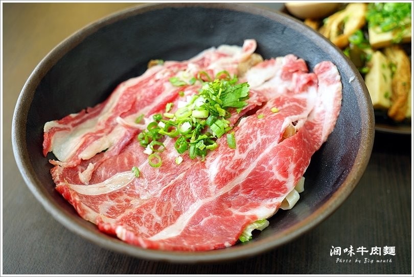 【台中美食】洄味牛肉麵‧無骨牛小排上桌，霸王18鮮紅燒牛肉麵超過癮，繁瑣費工的好味道! - 大口老師的走跳學堂!